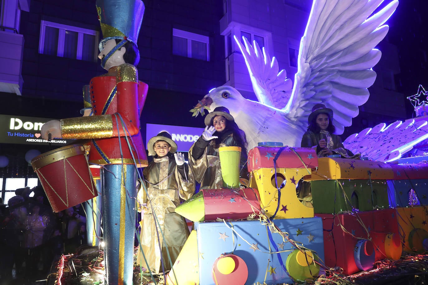 Los Reyes Magos inundan Gijón de ilusión y caramelos