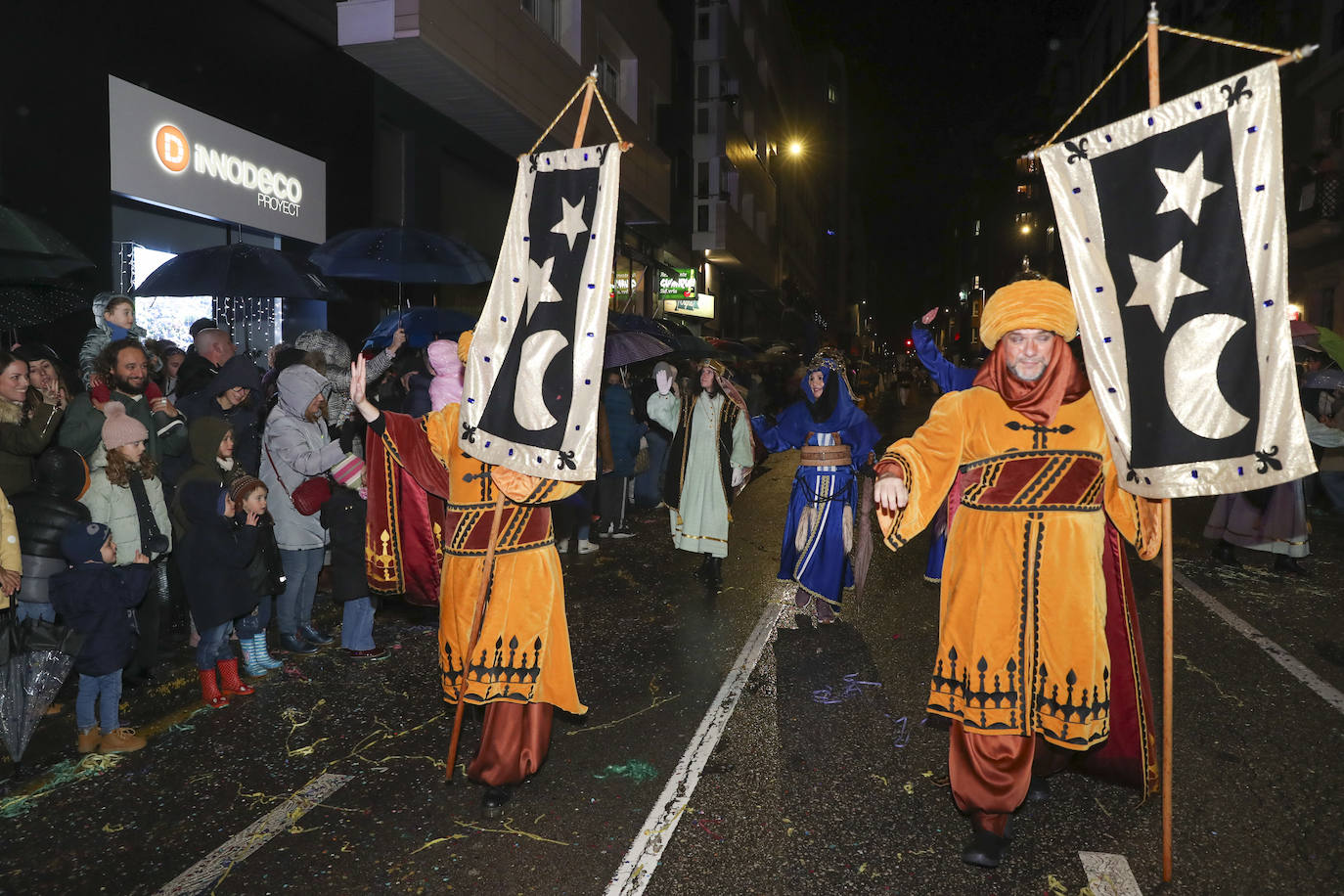 Los Reyes Magos inundan Gijón de ilusión y caramelos