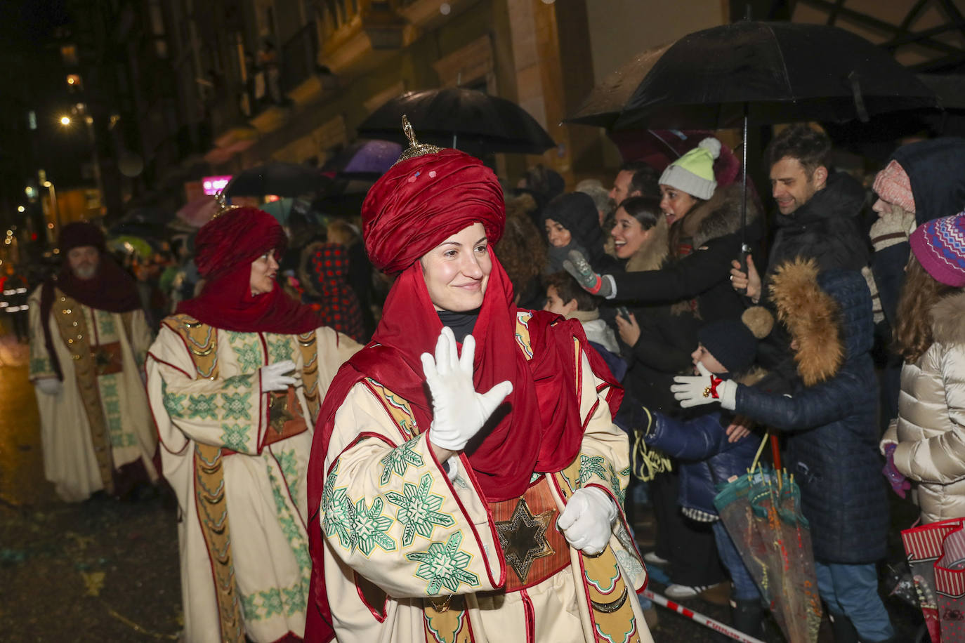 Los Reyes Magos inundan Gijón de ilusión y caramelos