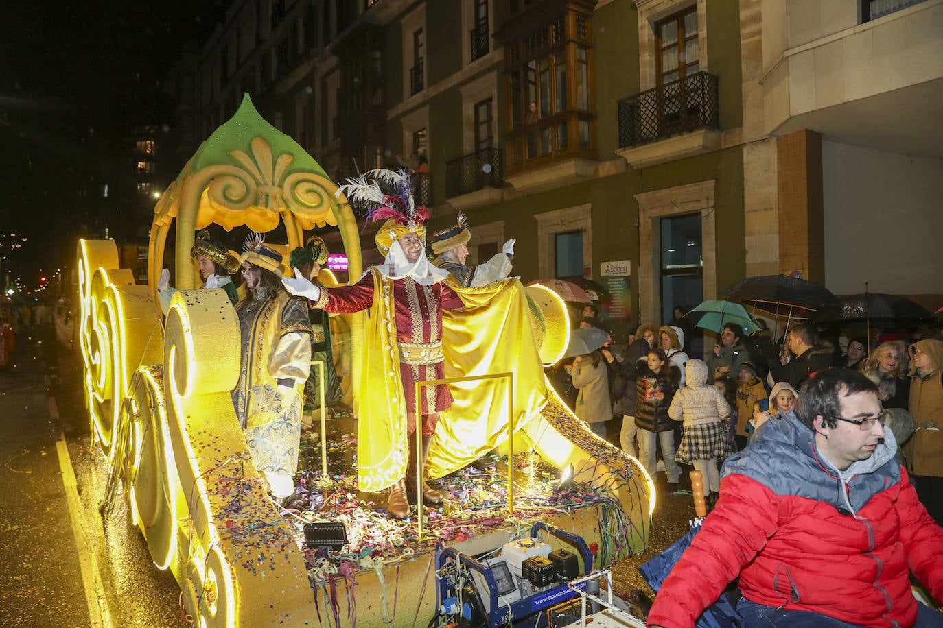 Los Reyes Magos inundan Gijón de ilusión y caramelos