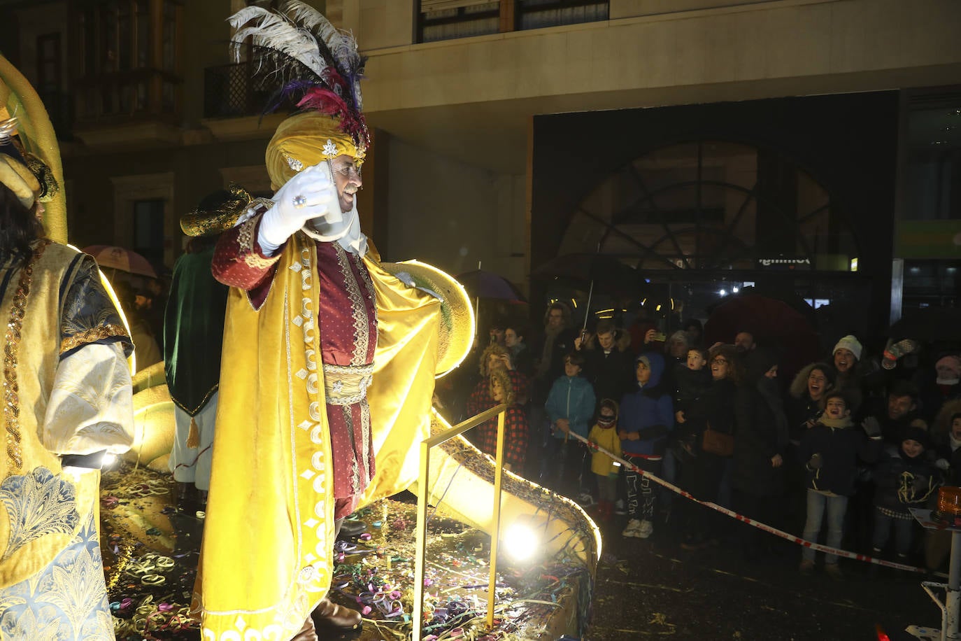 Los Reyes Magos inundan Gijón de ilusión y caramelos