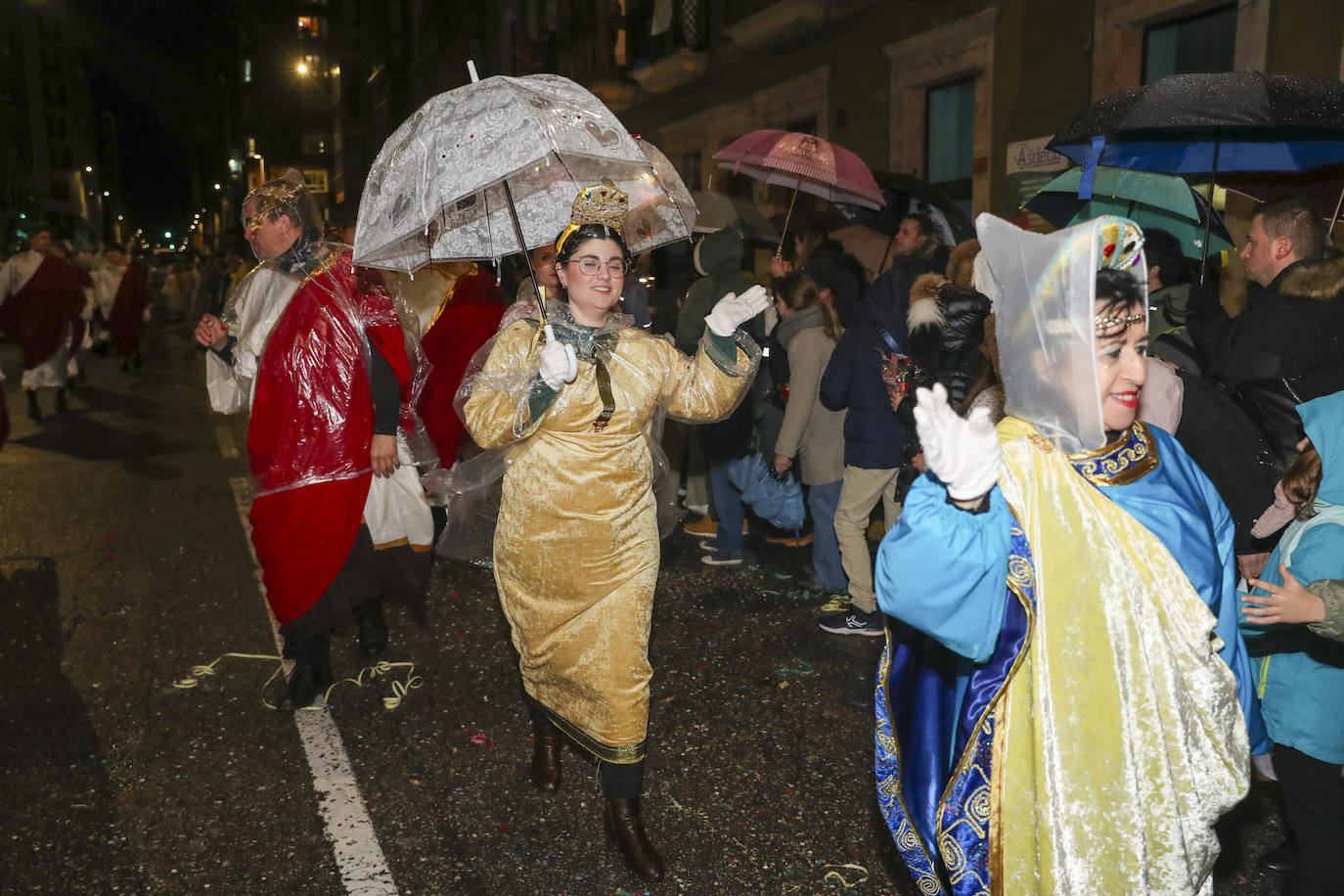 Los Reyes Magos inundan Gijón de ilusión y caramelos