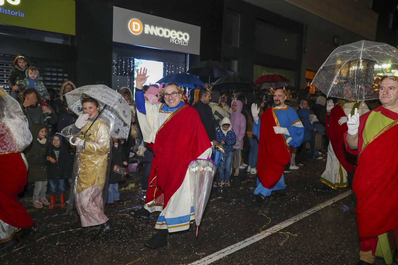 Los Reyes Magos inundan Gijón de ilusión y caramelos