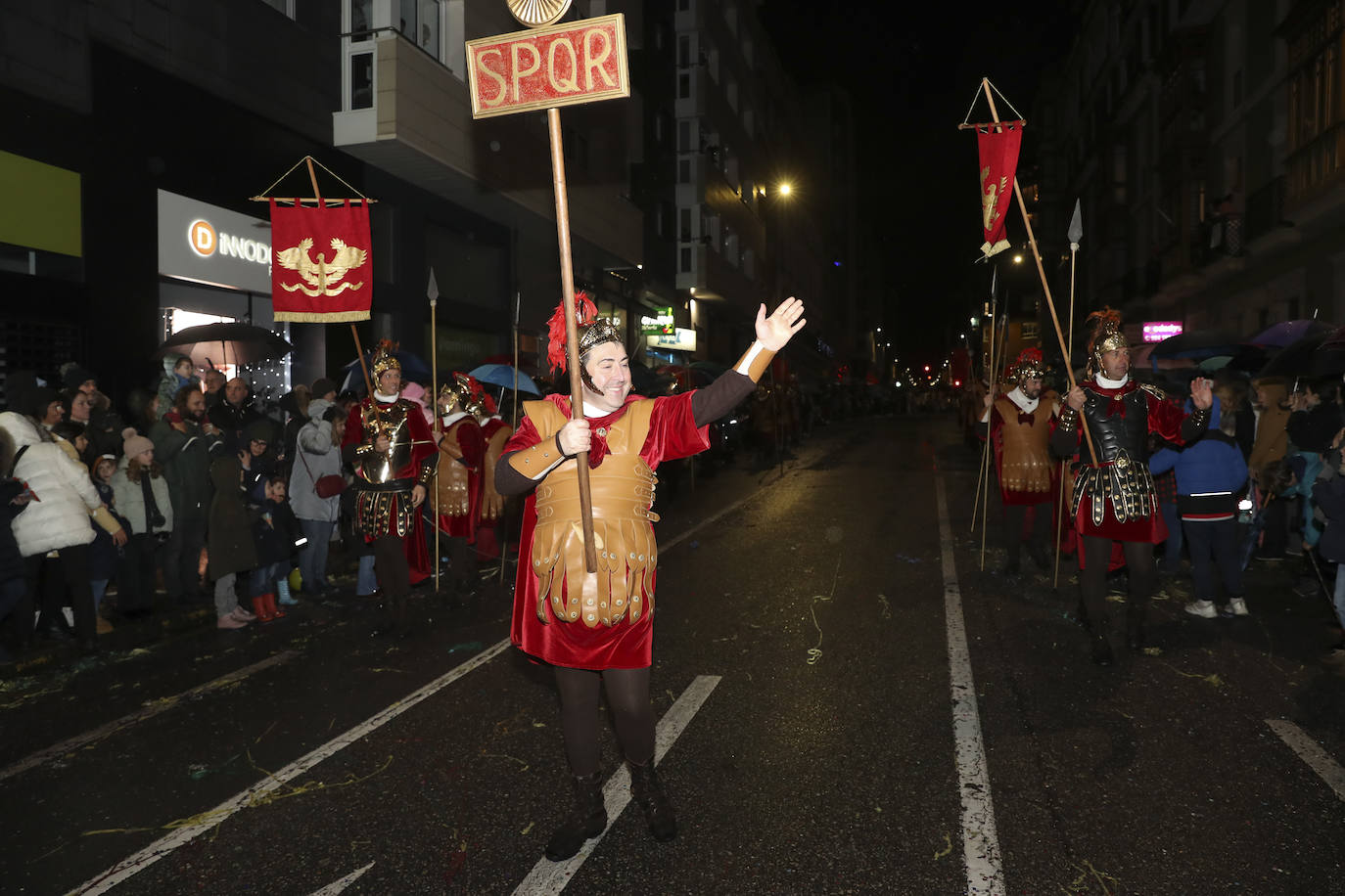 Los Reyes Magos inundan Gijón de ilusión y caramelos