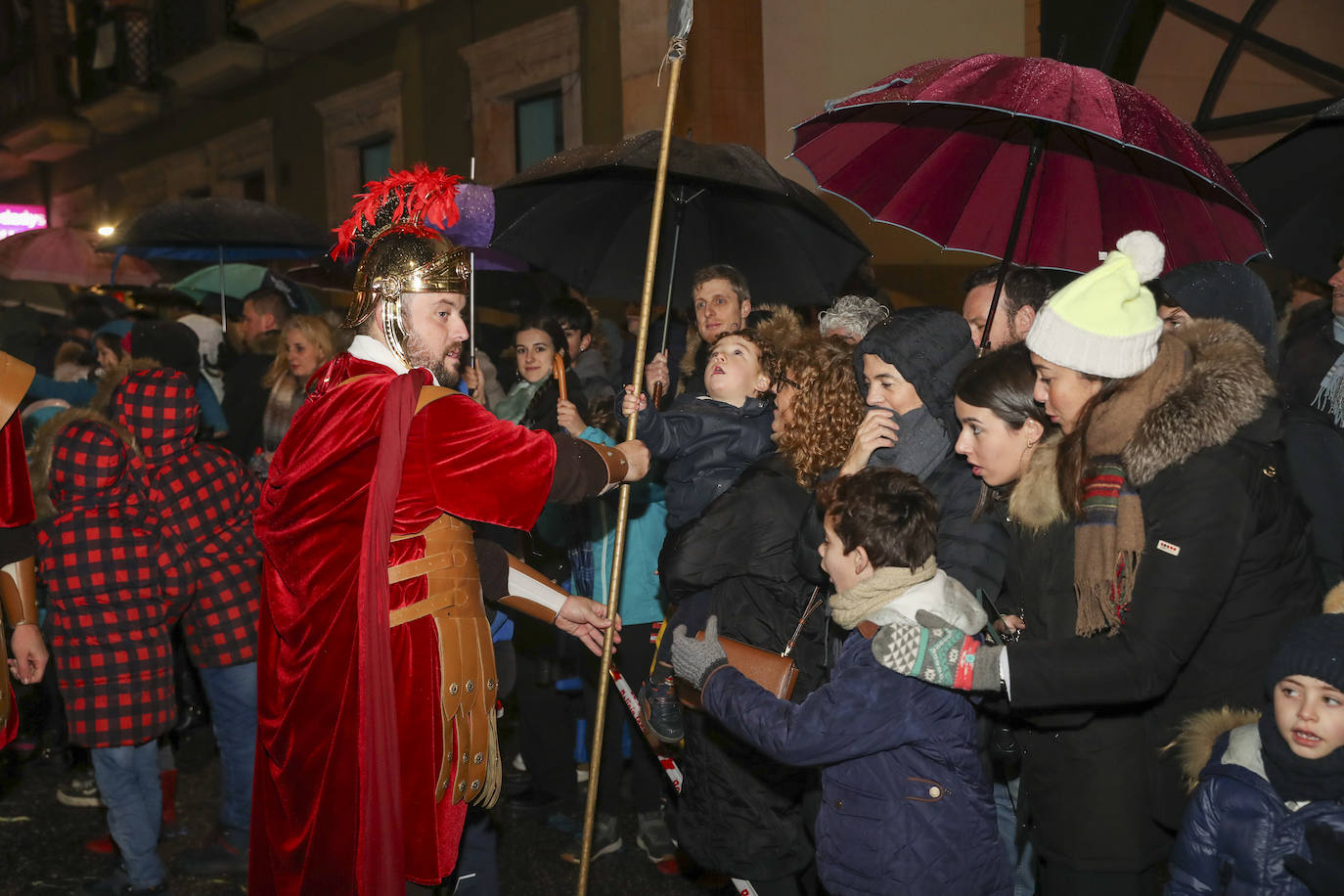 Los Reyes Magos inundan Gijón de ilusión y caramelos