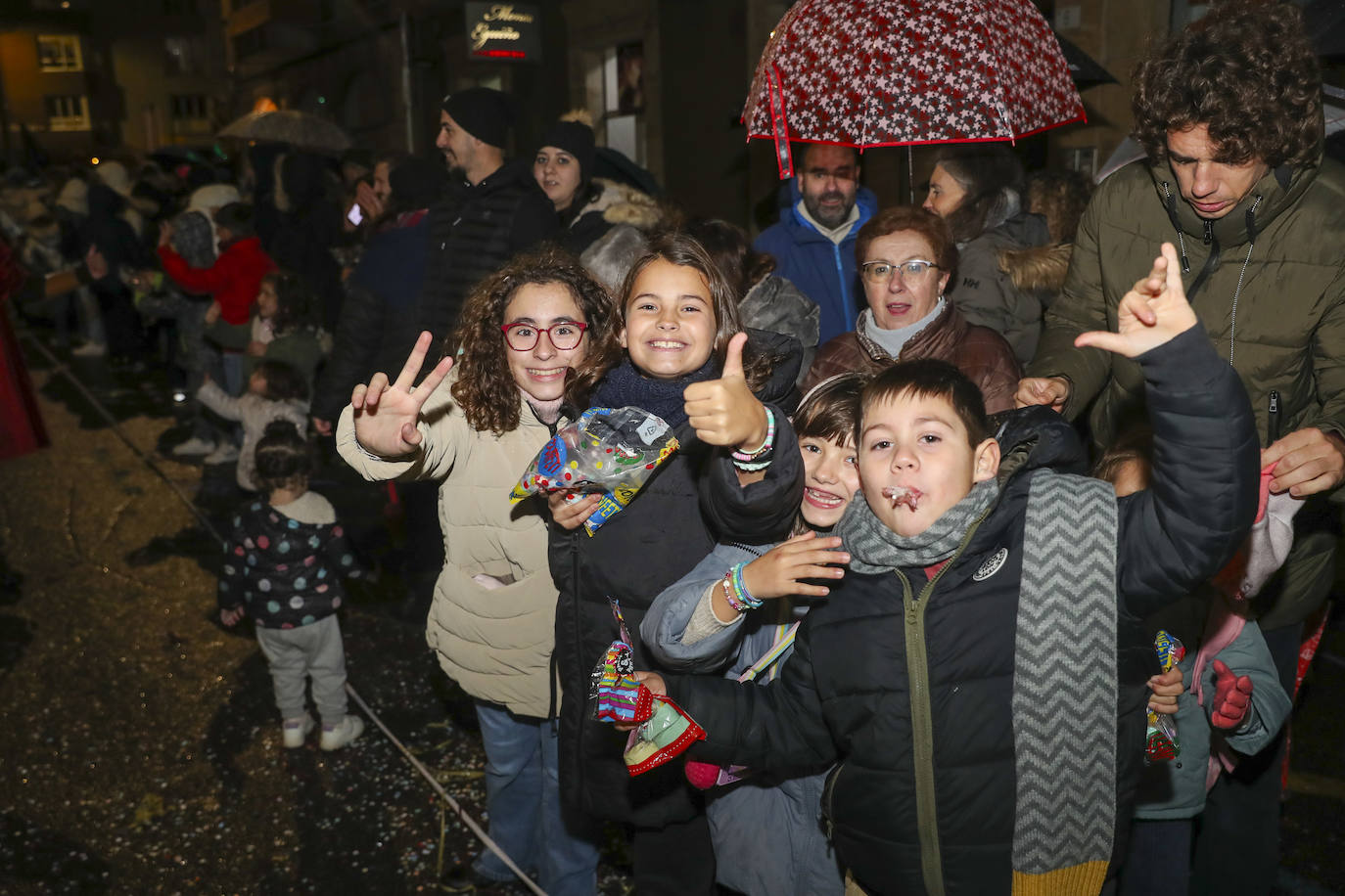 Los Reyes Magos inundan Gijón de ilusión y caramelos