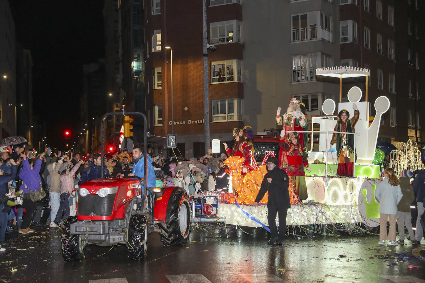 Los Reyes Magos inundan Gijón de ilusión y caramelos