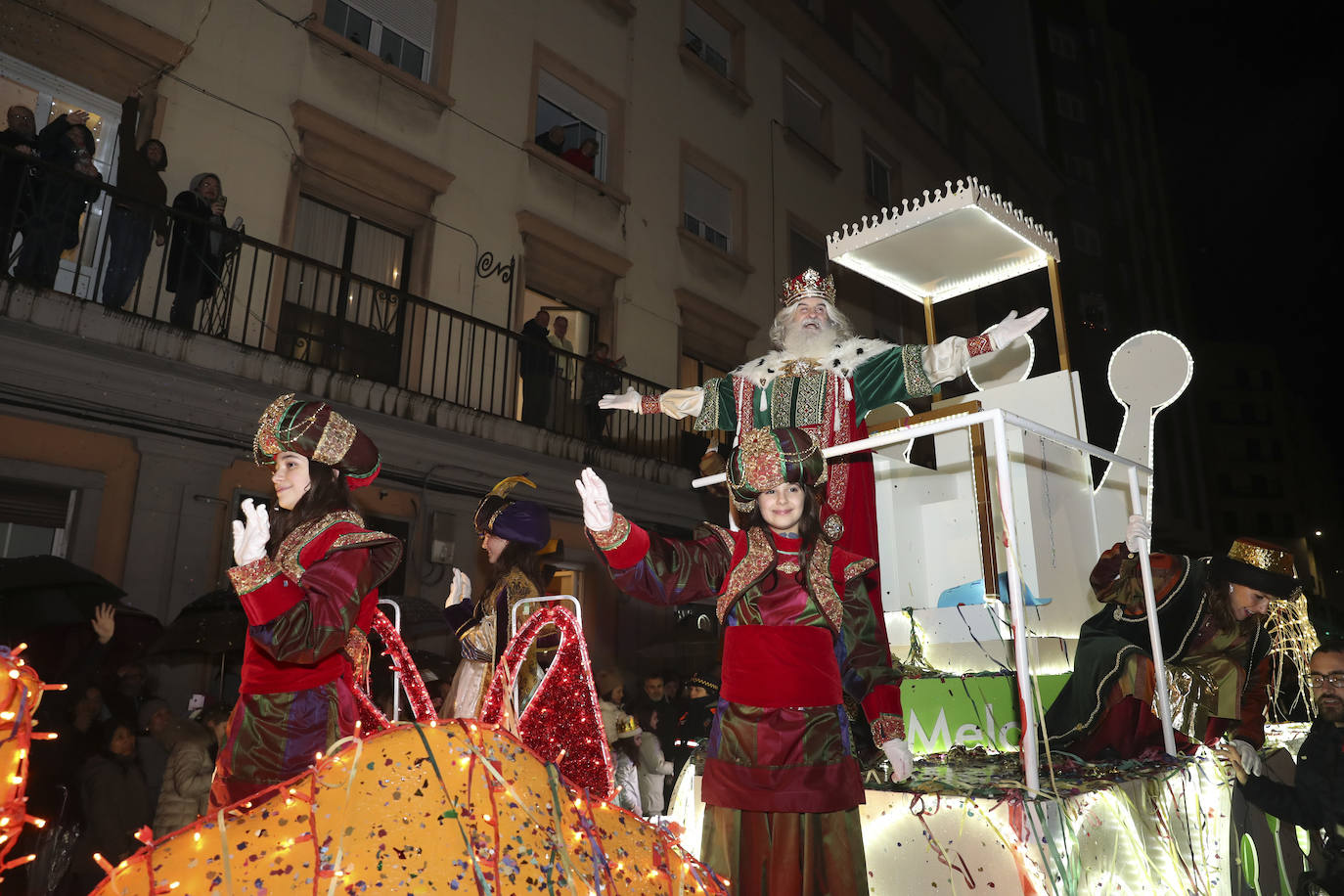 Los Reyes Magos inundan Gijón de ilusión y caramelos