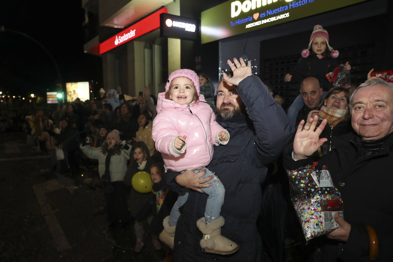 Los Reyes Magos inundan Gijón de ilusión y caramelos