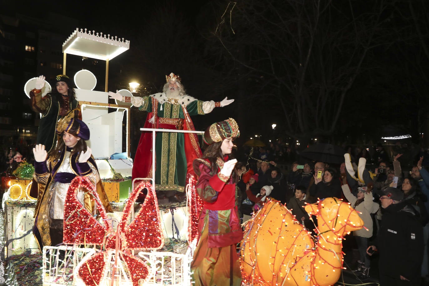 Los Reyes Magos inundan Gijón de ilusión y caramelos