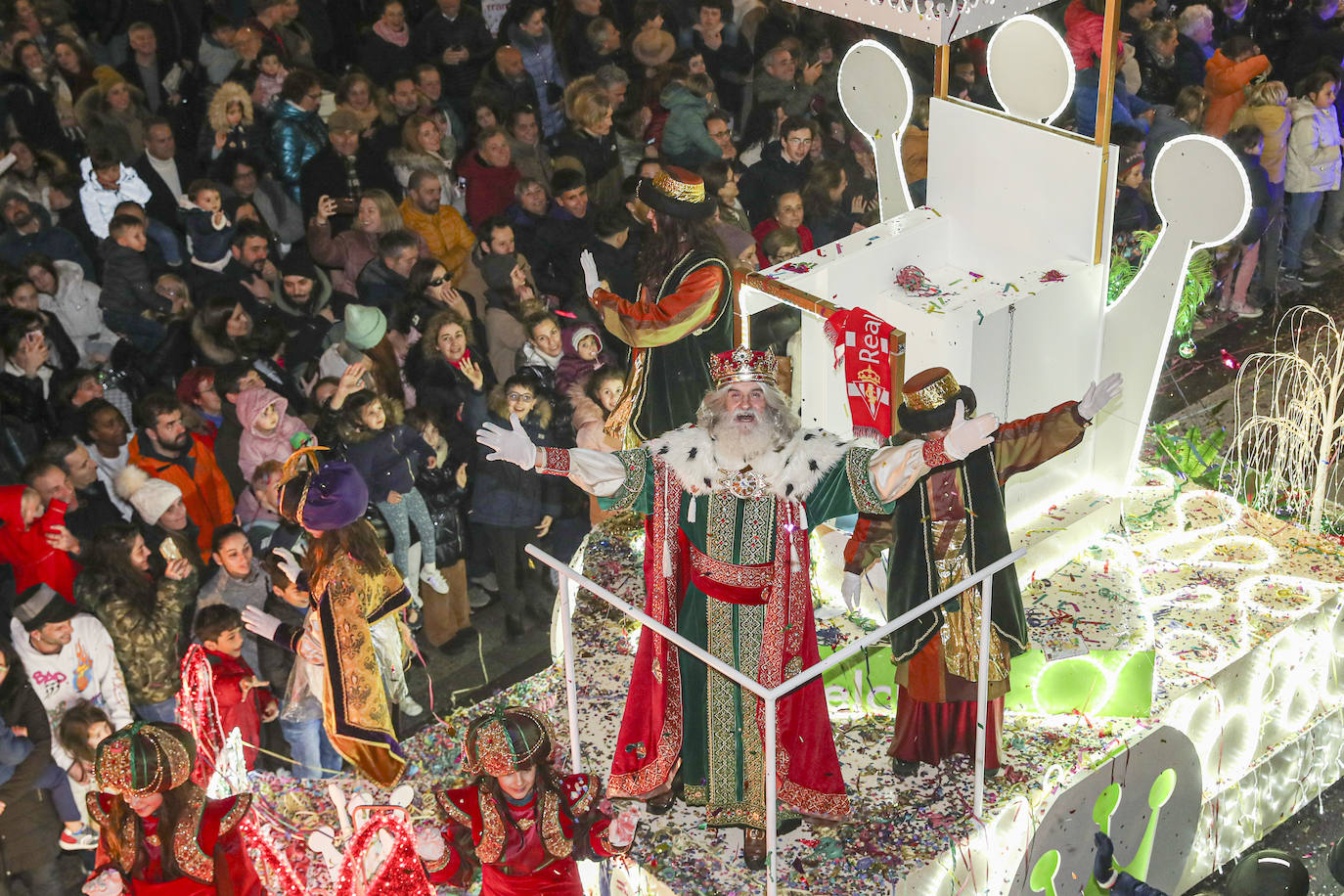 Los Reyes Magos inundan Gijón de ilusión y caramelos