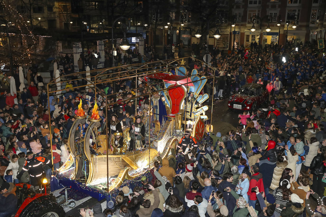 Los Reyes Magos inundan Gijón de ilusión y caramelos