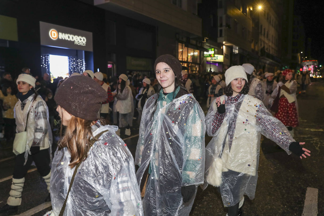 Los Reyes Magos inundan Gijón de ilusión y caramelos