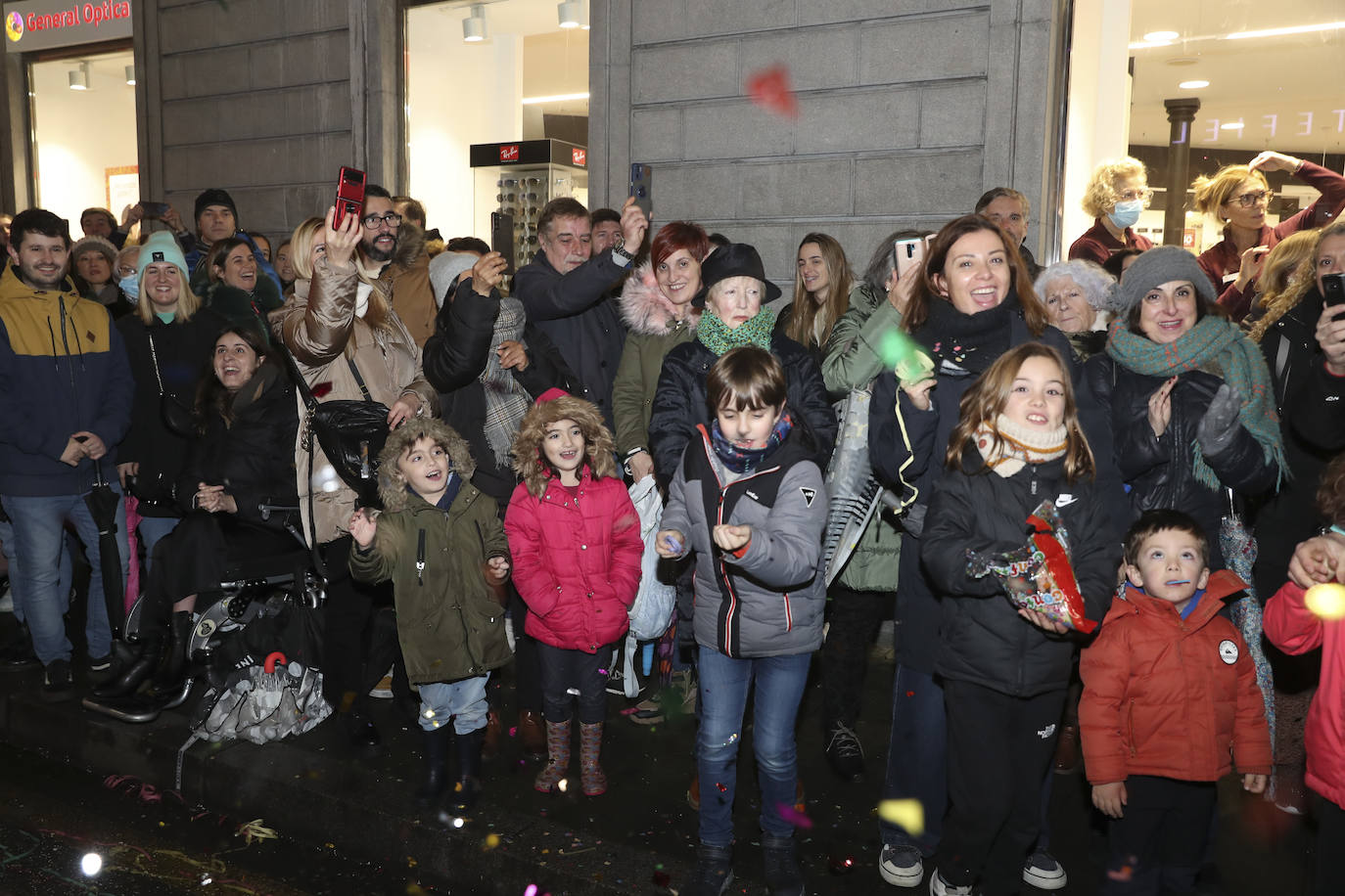 Los Reyes Magos inundan Gijón de ilusión y caramelos