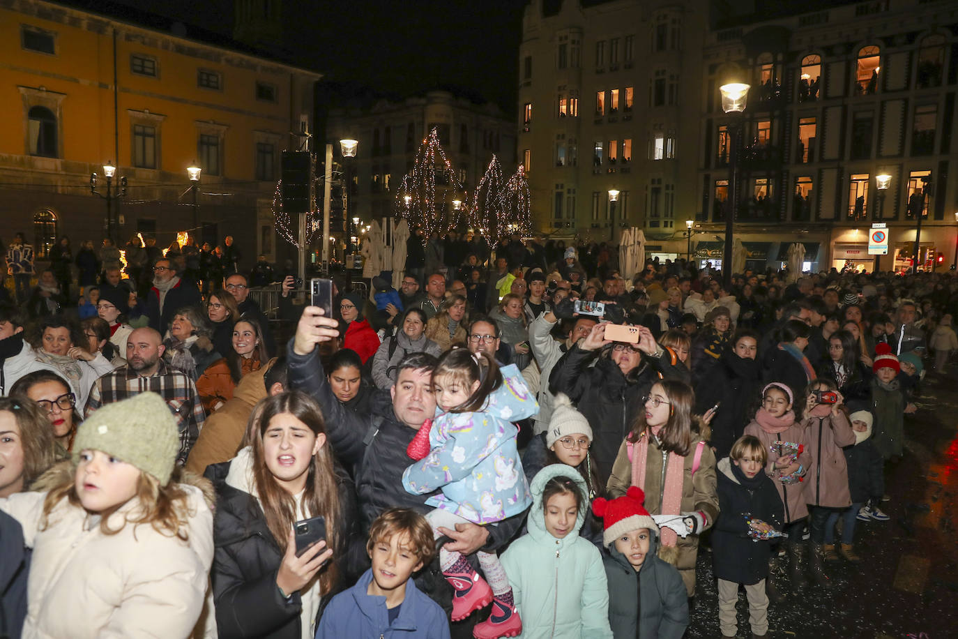 Los Reyes Magos inundan Gijón de ilusión y caramelos