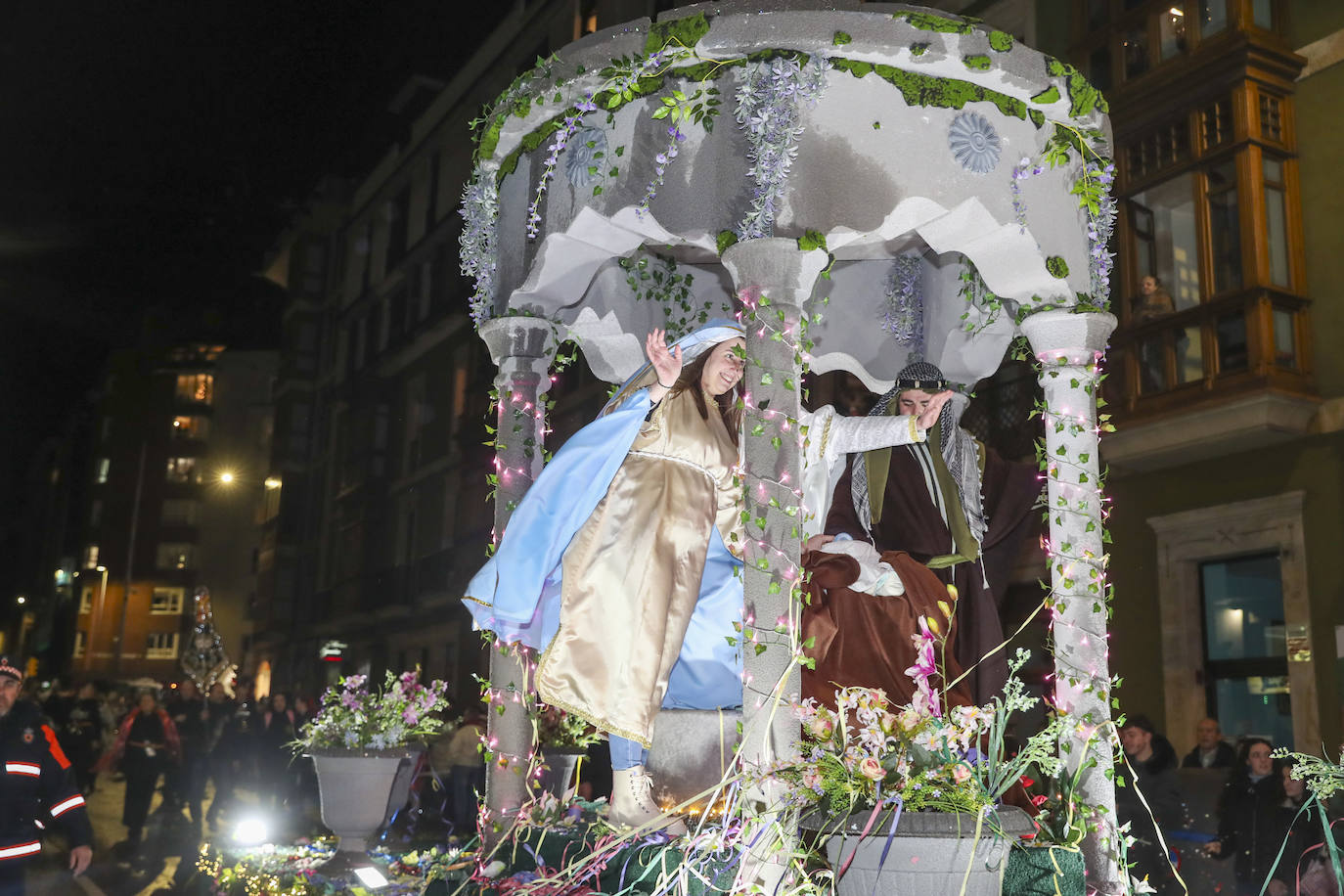 Los Reyes Magos inundan Gijón de ilusión y caramelos