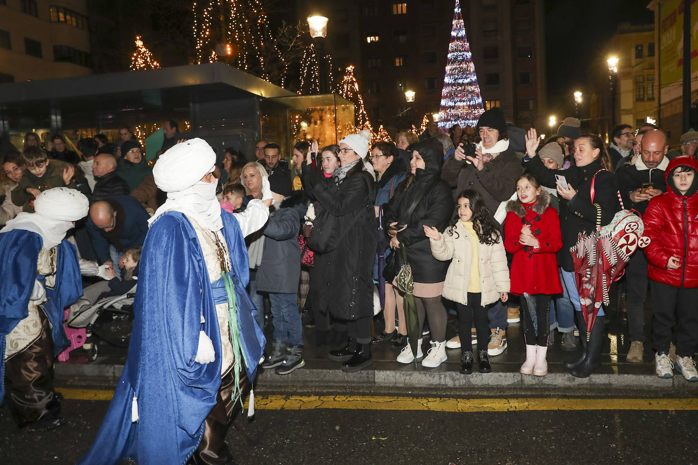 Los Reyes Magos inundan Gijón de ilusión y caramelos