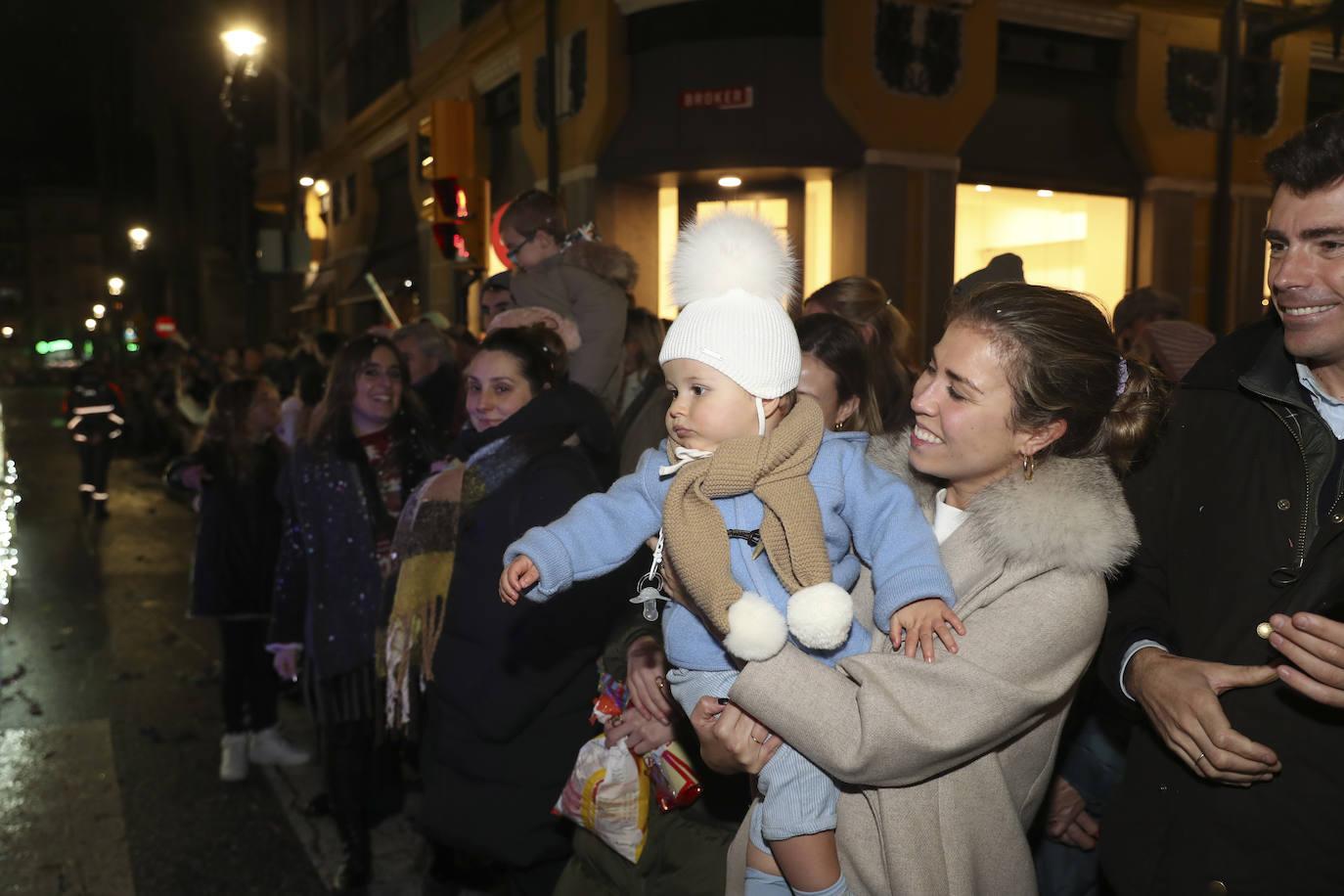 Los Reyes Magos inundan Gijón de ilusión y caramelos