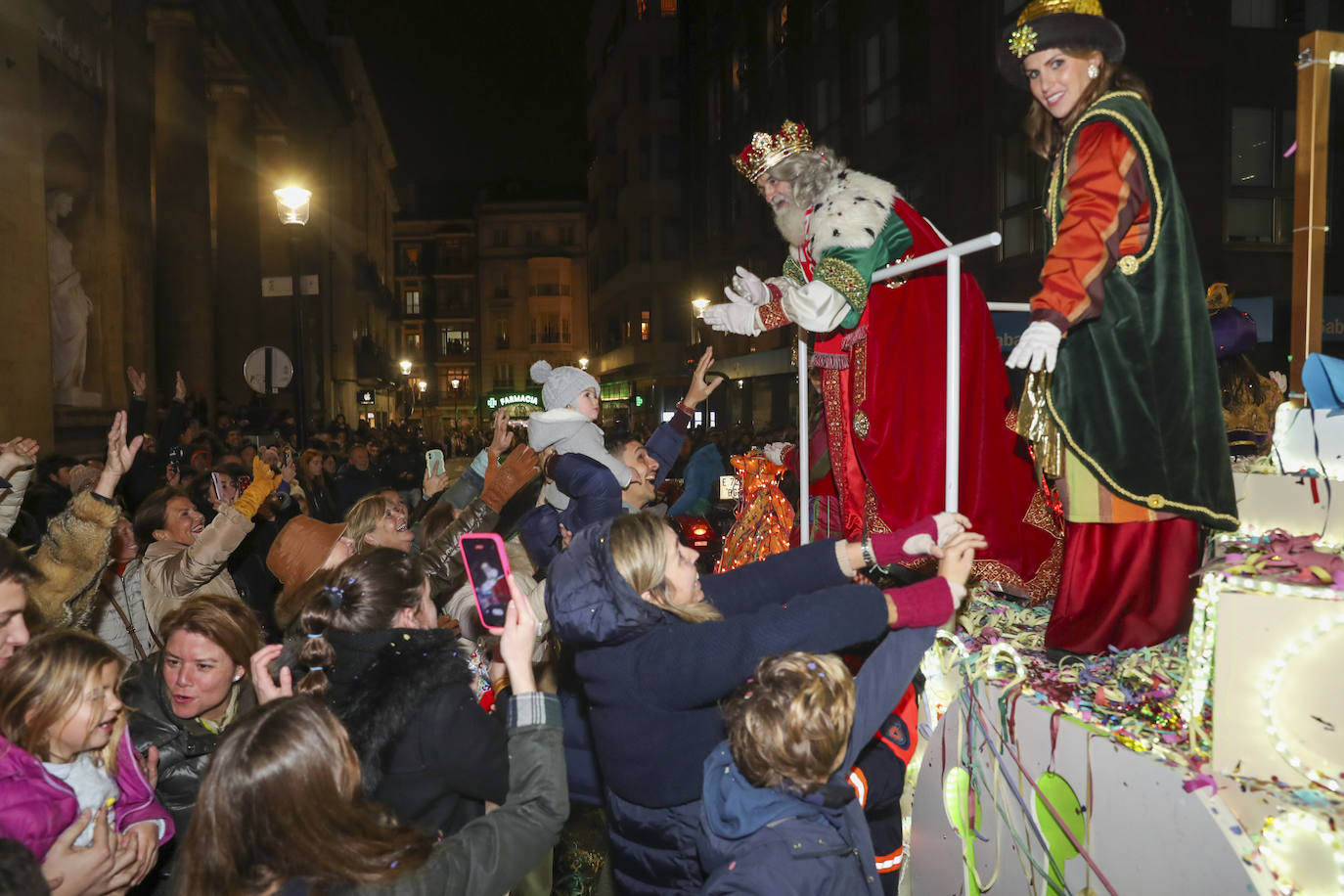 Los Reyes Magos inundan Gijón de ilusión y caramelos