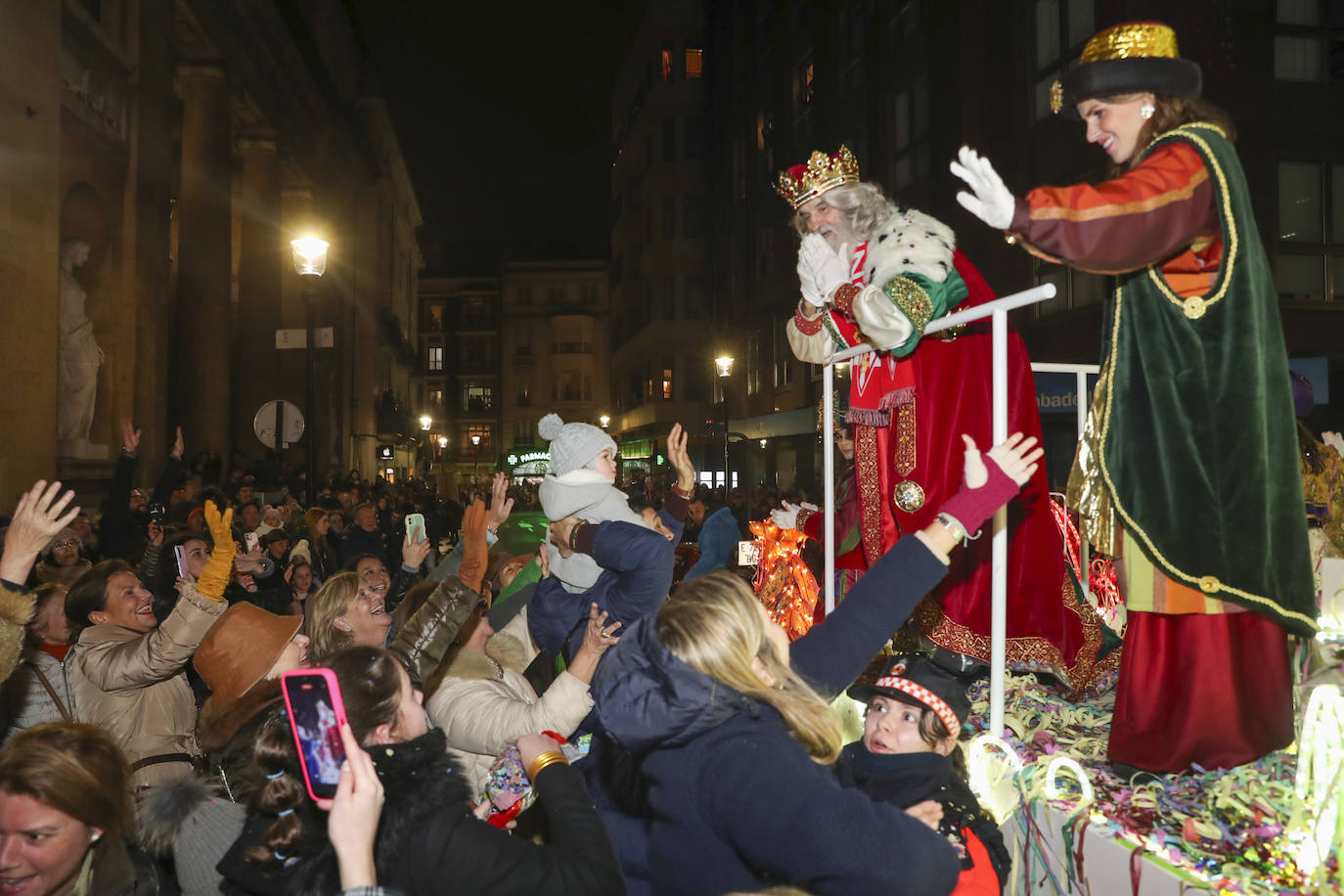 Los Reyes Magos inundan Gijón de ilusión y caramelos