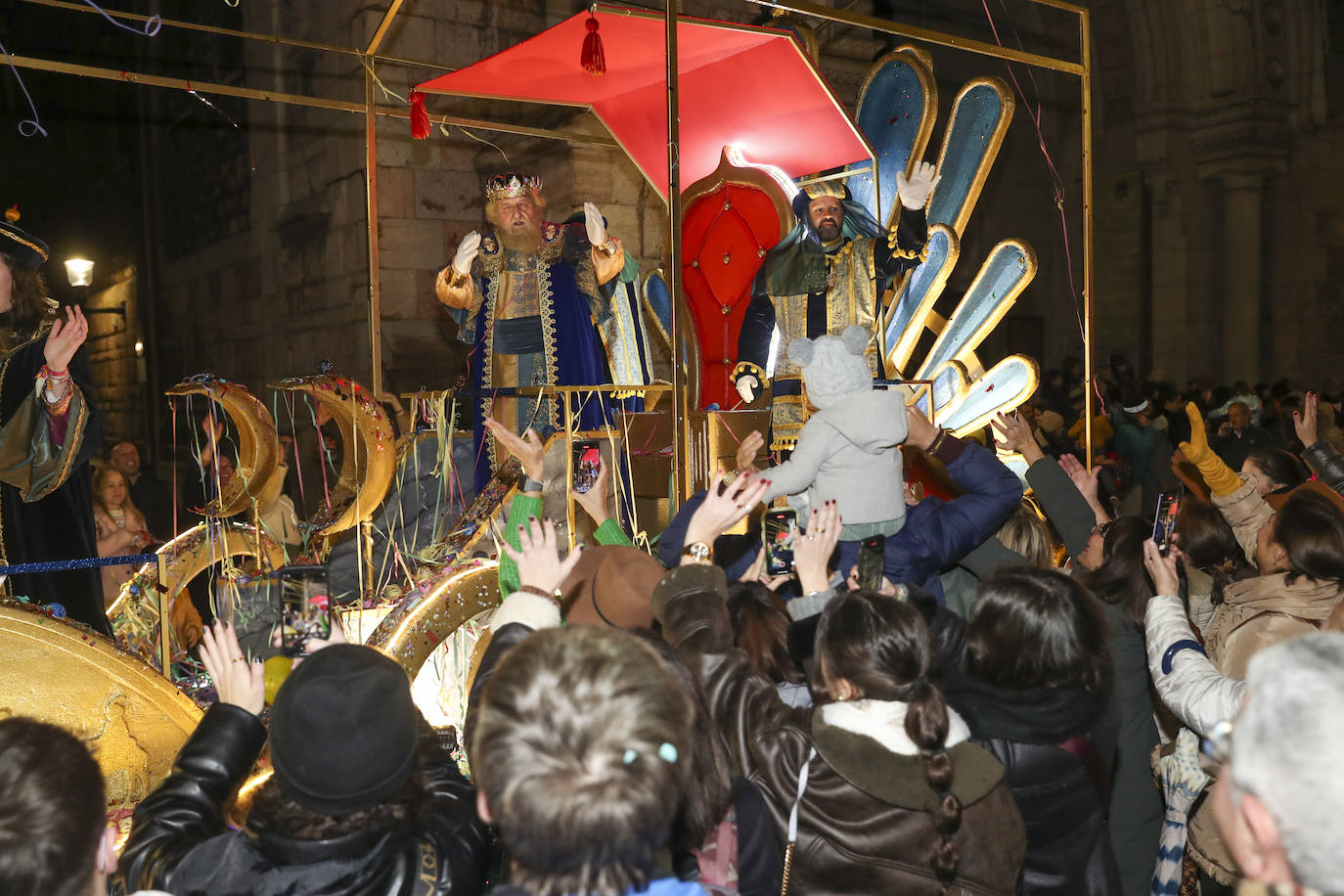 Los Reyes Magos inundan Gijón de ilusión y caramelos