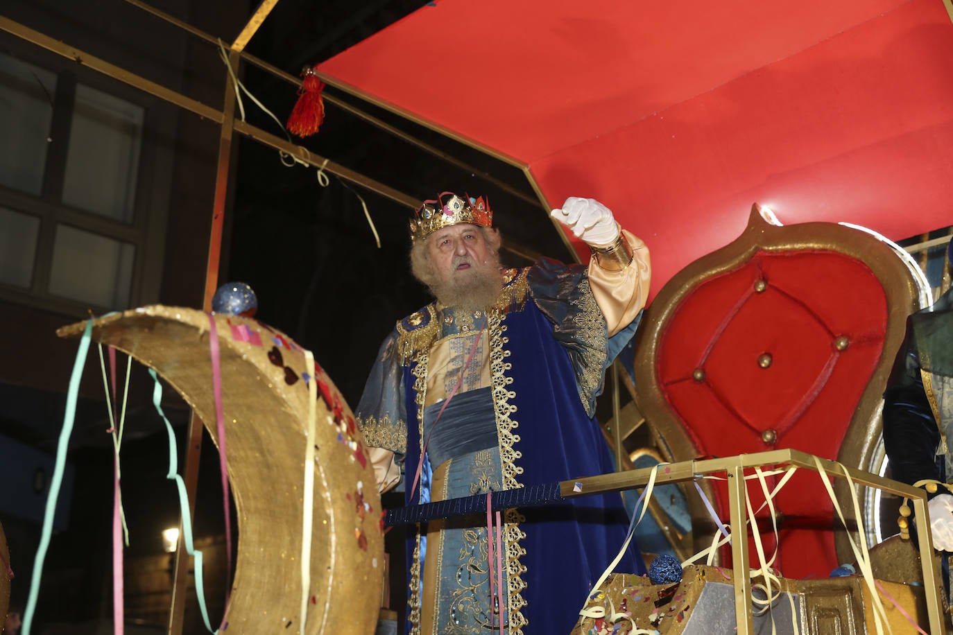 Los Reyes Magos inundan Gijón de ilusión y caramelos