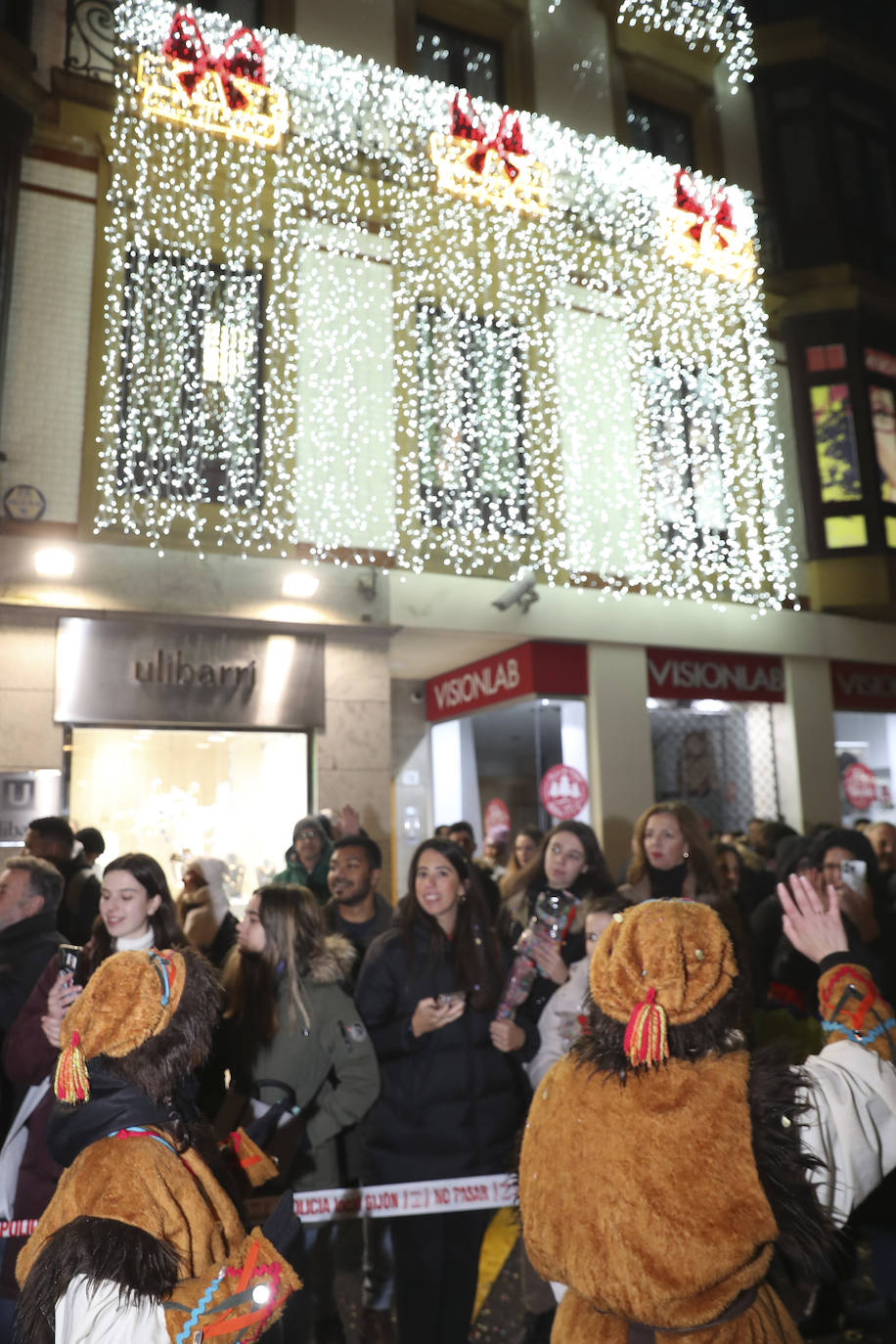 Los Reyes Magos inundan Gijón de ilusión y caramelos