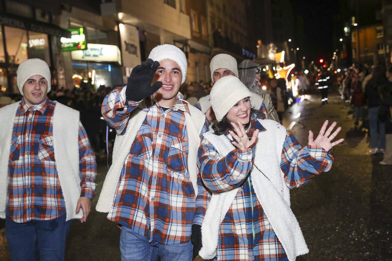 Los Reyes Magos inundan Gijón de ilusión y caramelos