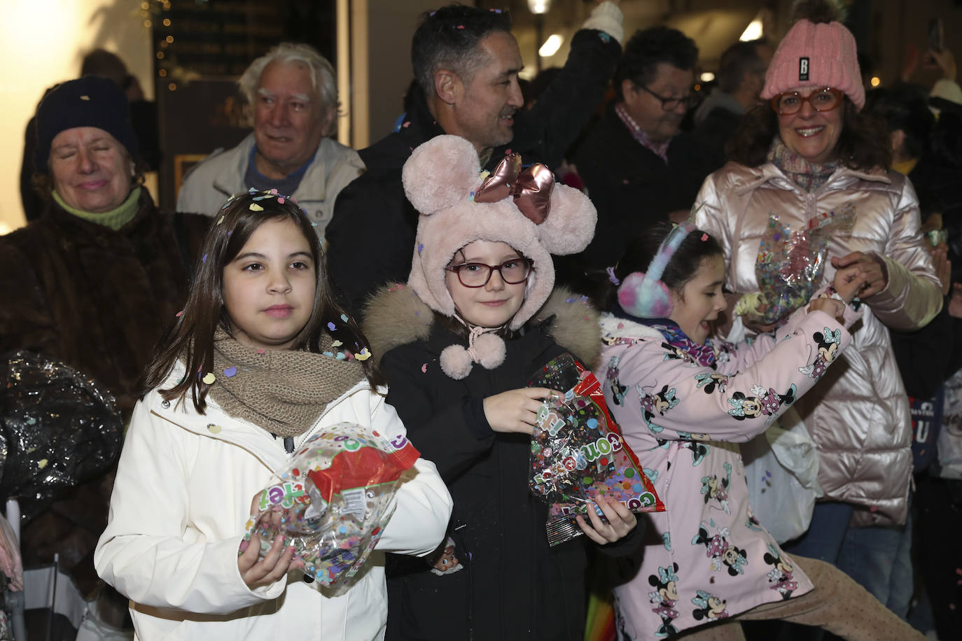 Los Reyes Magos inundan Gijón de ilusión y caramelos