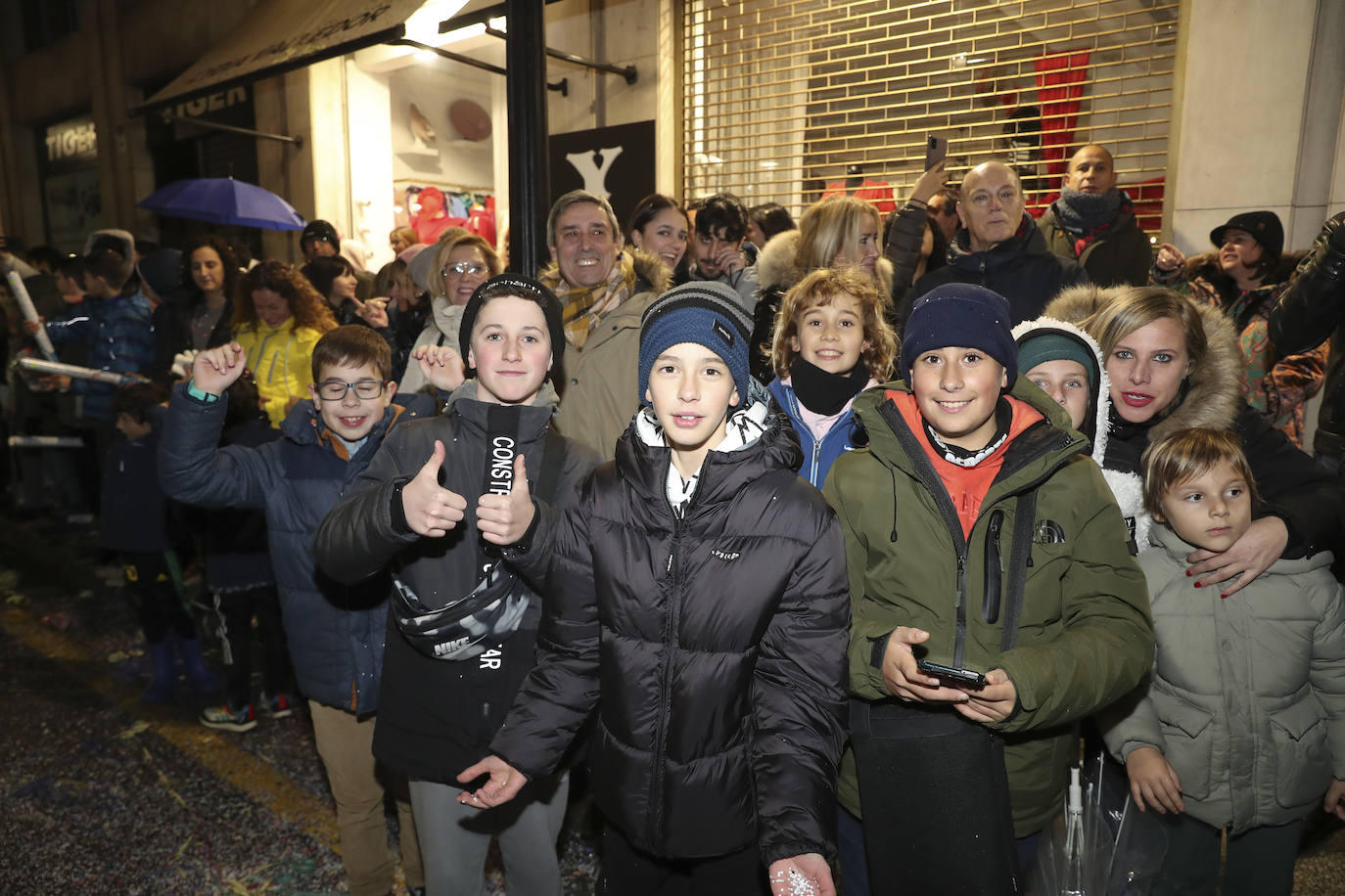 Los Reyes Magos inundan Gijón de ilusión y caramelos