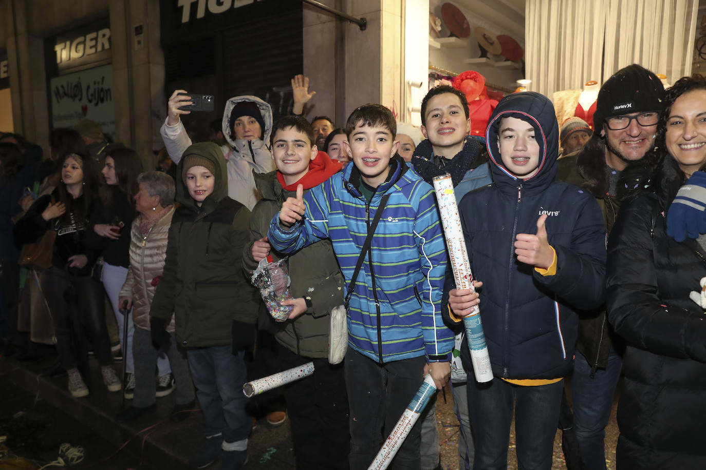 Los Reyes Magos inundan Gijón de ilusión y caramelos