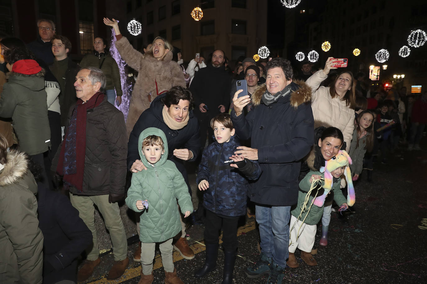 Los Reyes Magos inundan Gijón de ilusión y caramelos