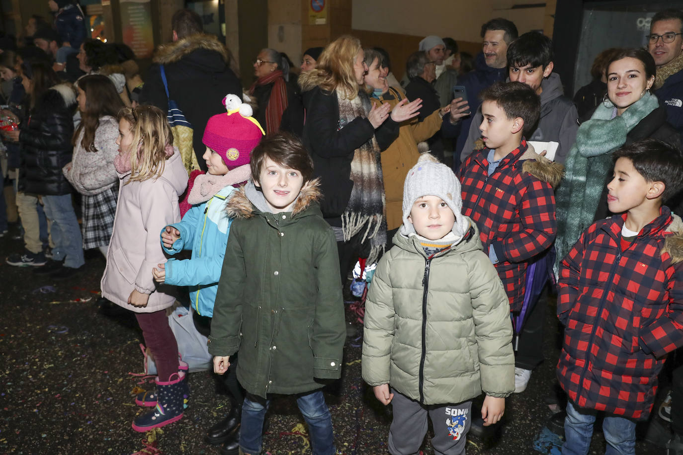 Los Reyes Magos inundan Gijón de ilusión y caramelos