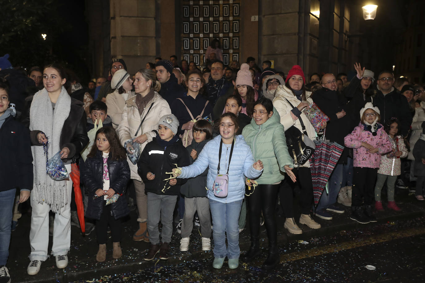 Los Reyes Magos inundan Gijón de ilusión y caramelos