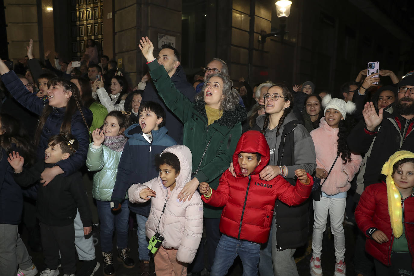 Los Reyes Magos inundan Gijón de ilusión y caramelos