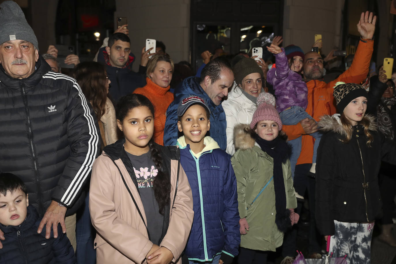 Los Reyes Magos inundan Gijón de ilusión y caramelos