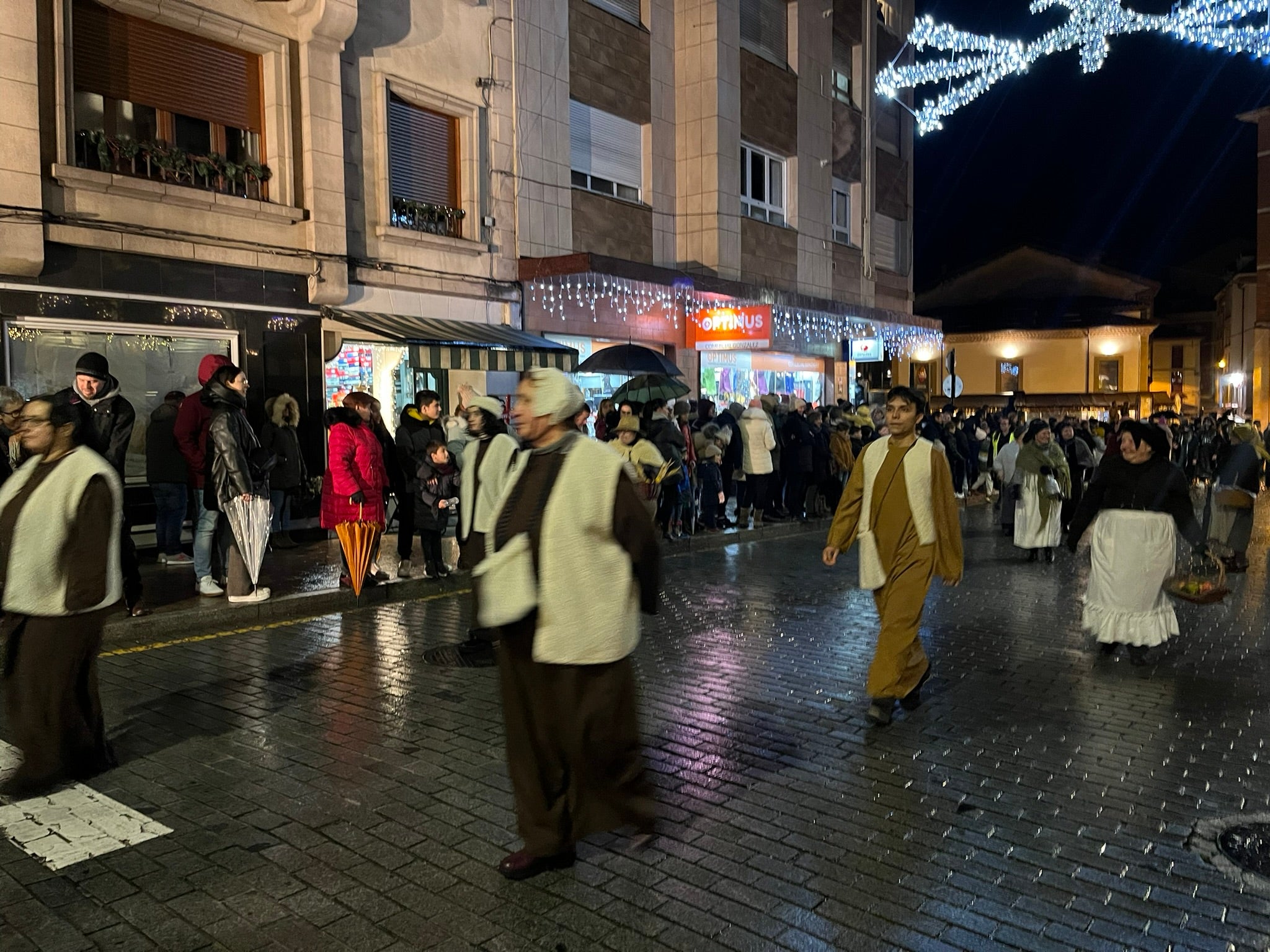 La Pola se rinde a Melchor, Gaspar y Baltasar con una colorida cabalgata
