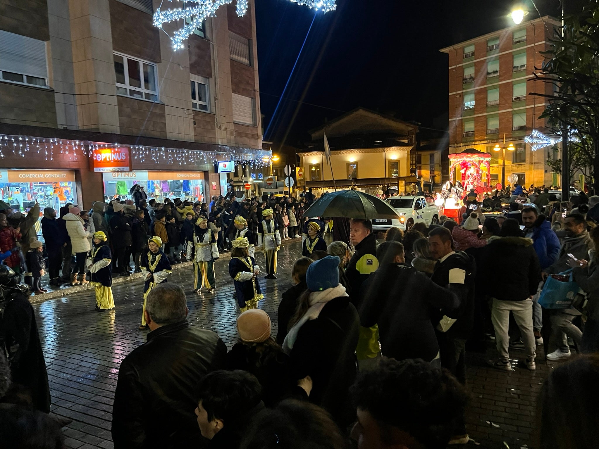 La Pola se rinde a Melchor, Gaspar y Baltasar con una colorida cabalgata