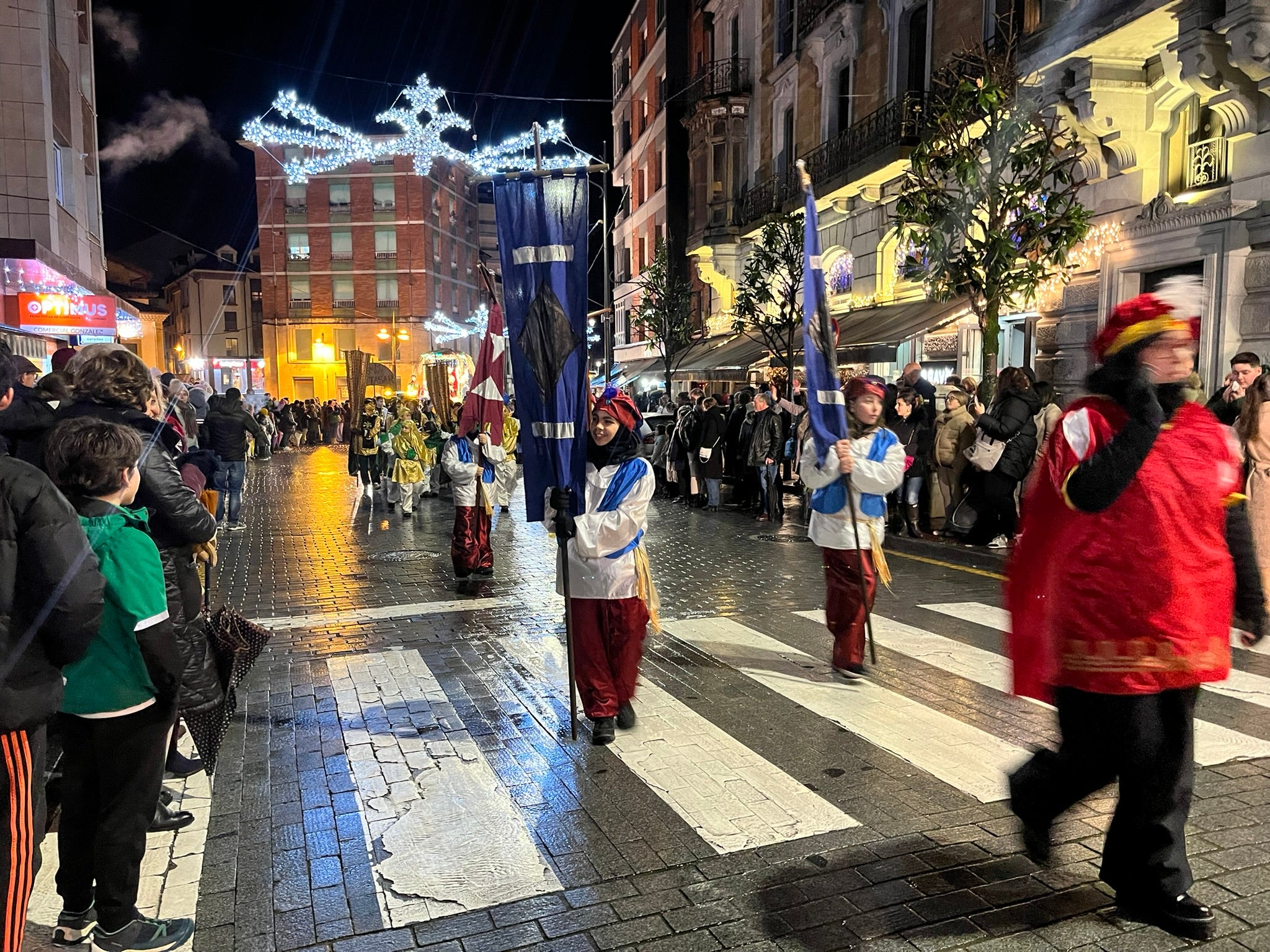 La Pola se rinde a Melchor, Gaspar y Baltasar con una colorida cabalgata