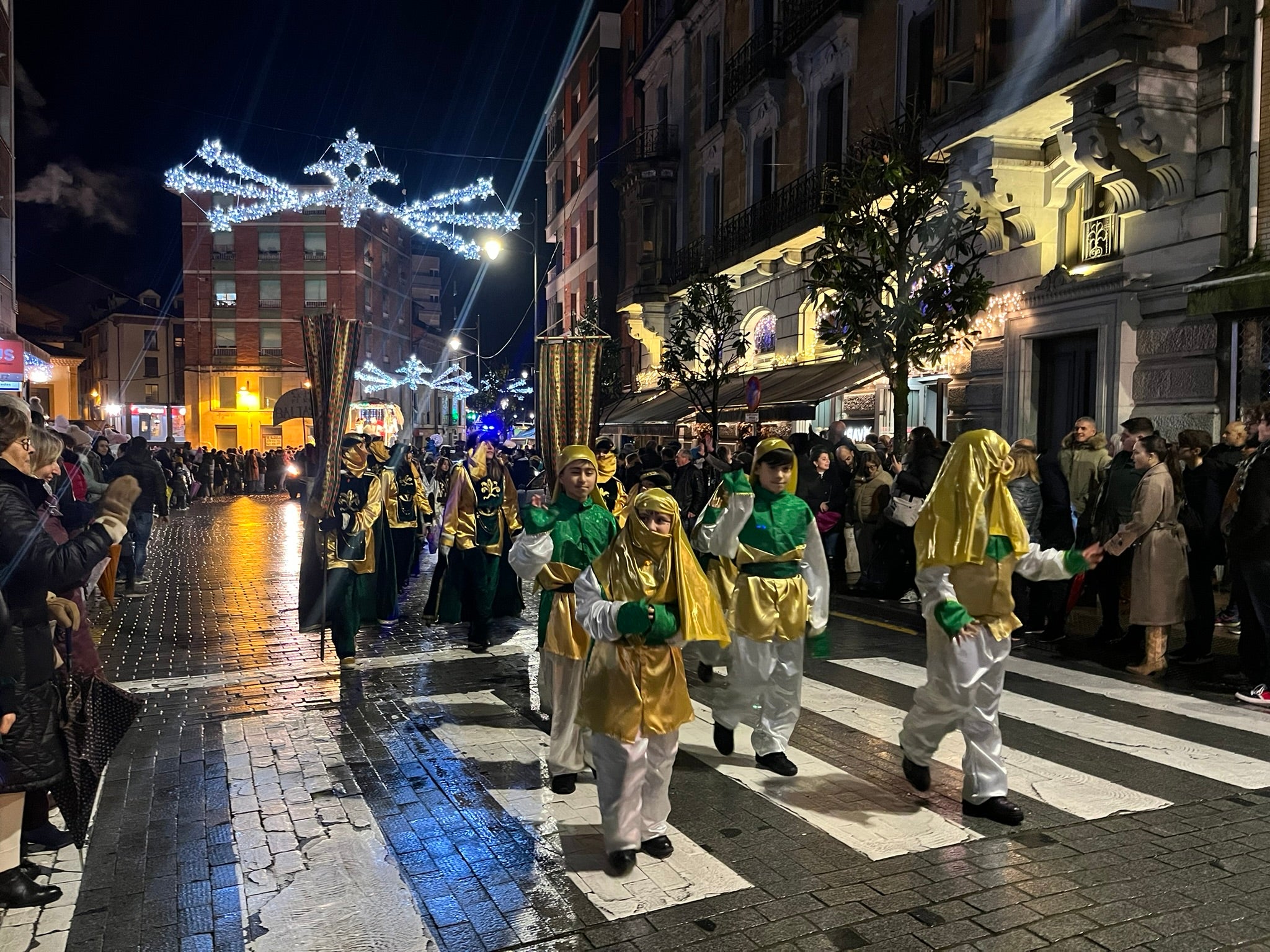 La Pola se rinde a Melchor, Gaspar y Baltasar con una colorida cabalgata