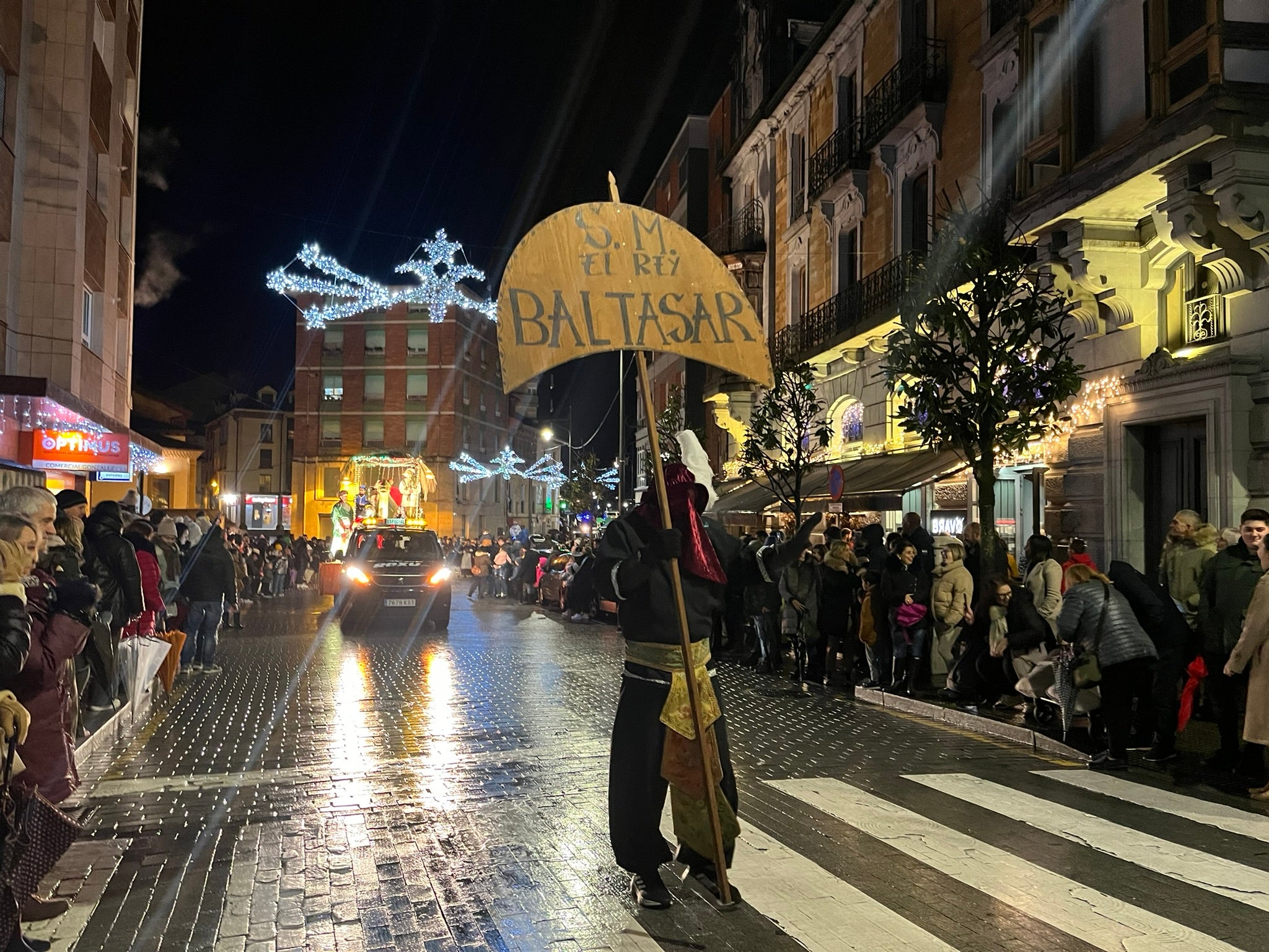 La Pola se rinde a Melchor, Gaspar y Baltasar con una colorida cabalgata