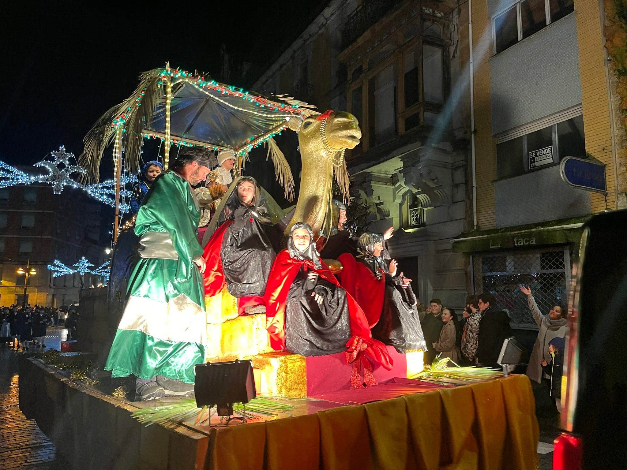 La Pola se rinde a Melchor, Gaspar y Baltasar con una colorida cabalgata