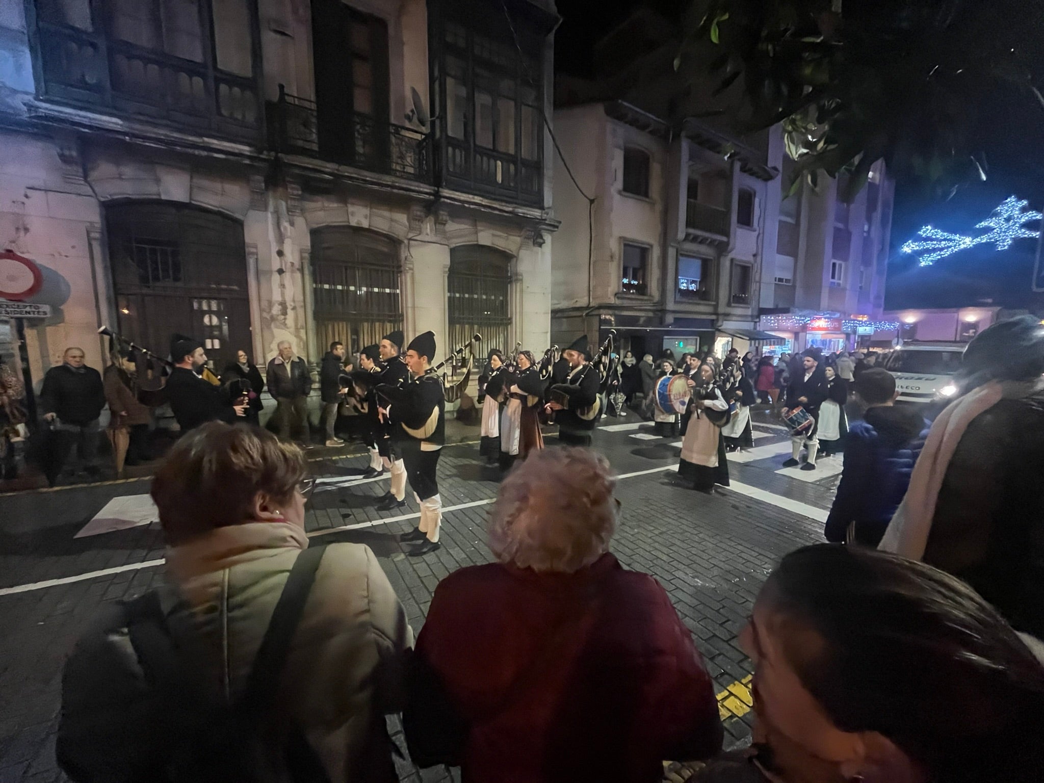 La Pola se rinde a Melchor, Gaspar y Baltasar con una colorida cabalgata