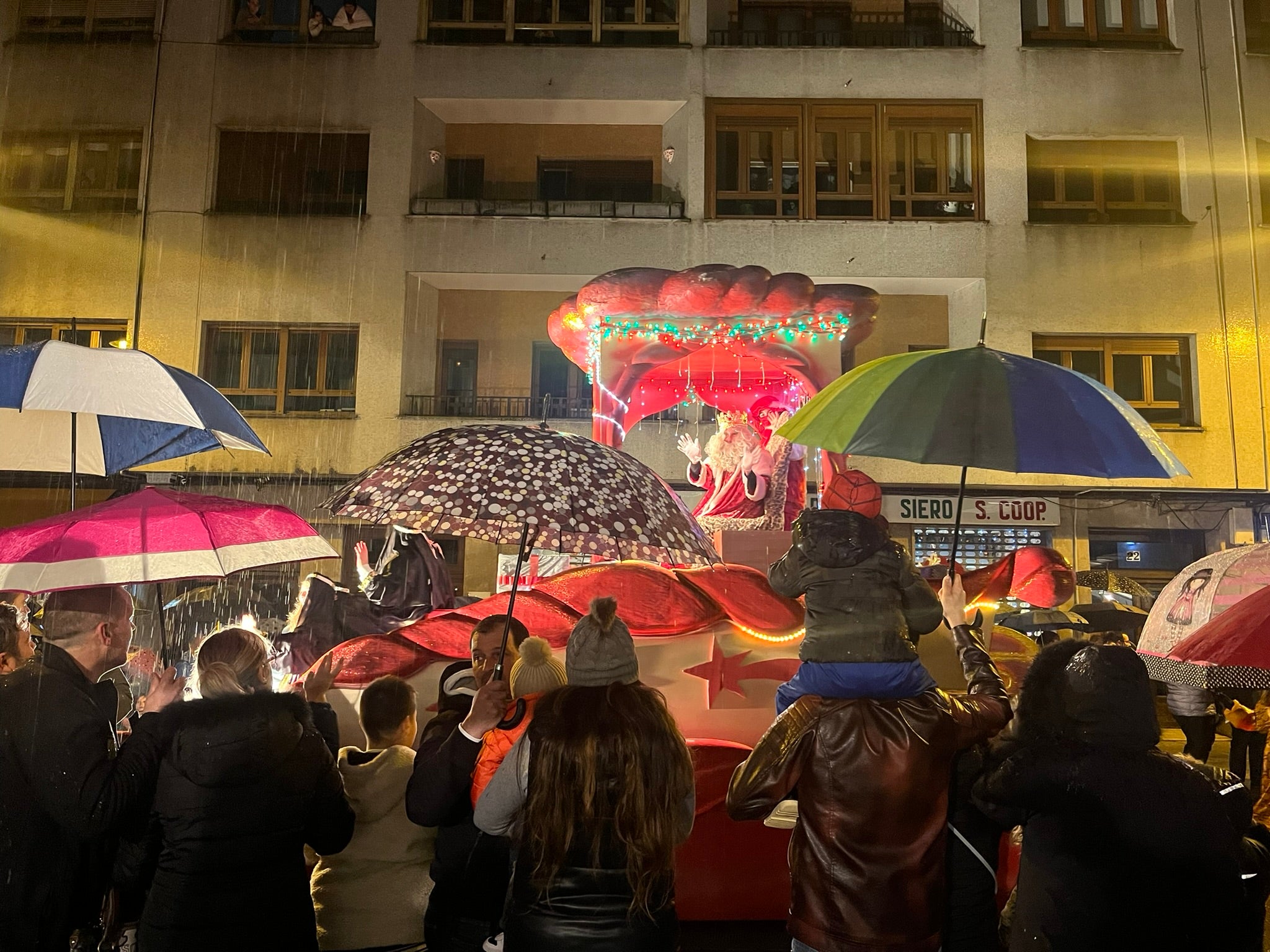 La Pola se rinde a Melchor, Gaspar y Baltasar con una colorida cabalgata