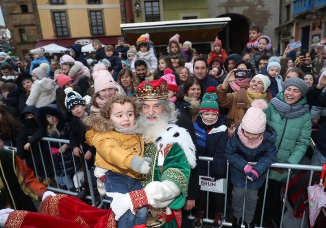 Desembarco de ilusión en Gijón con la llegada de los Reyes Magos