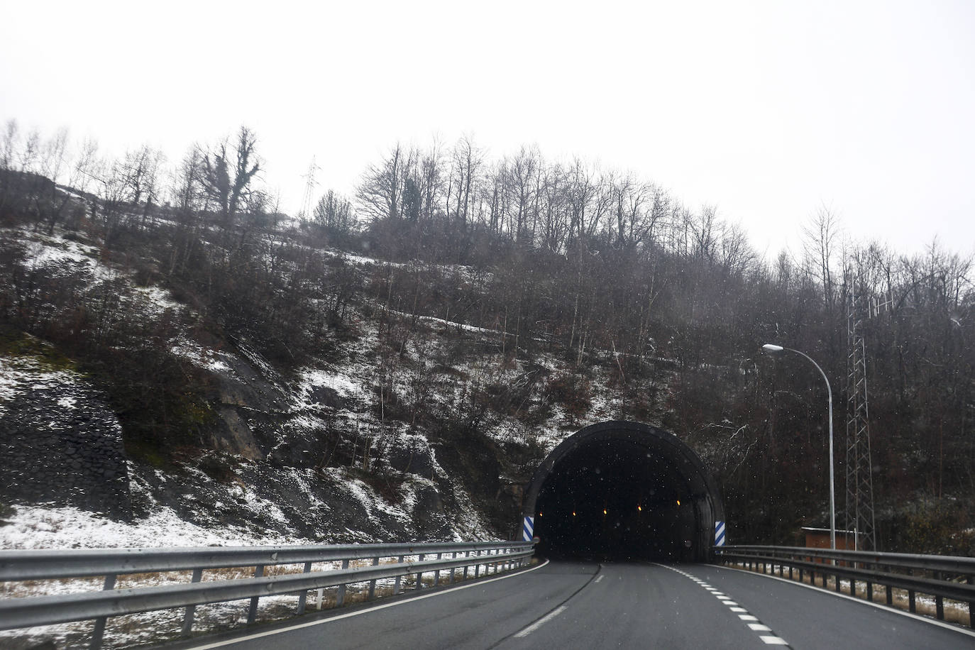 El temporal deja la primera nevada del año en Asturias