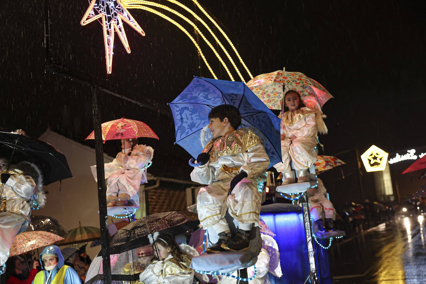 Lugones recibe a los Reyes Magos con los brazos abiertos