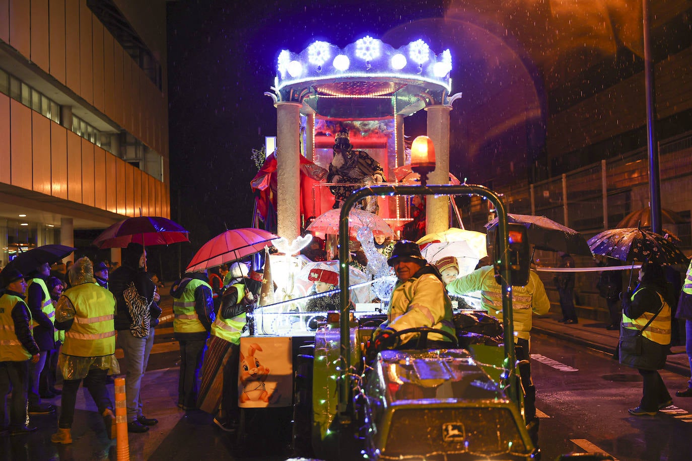 Lugones recibe a los Reyes Magos con los brazos abiertos