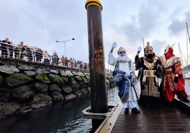 Melchor, Gaspar y Baltasar han desembarcado en el Puerto Deportivo de Avilés.