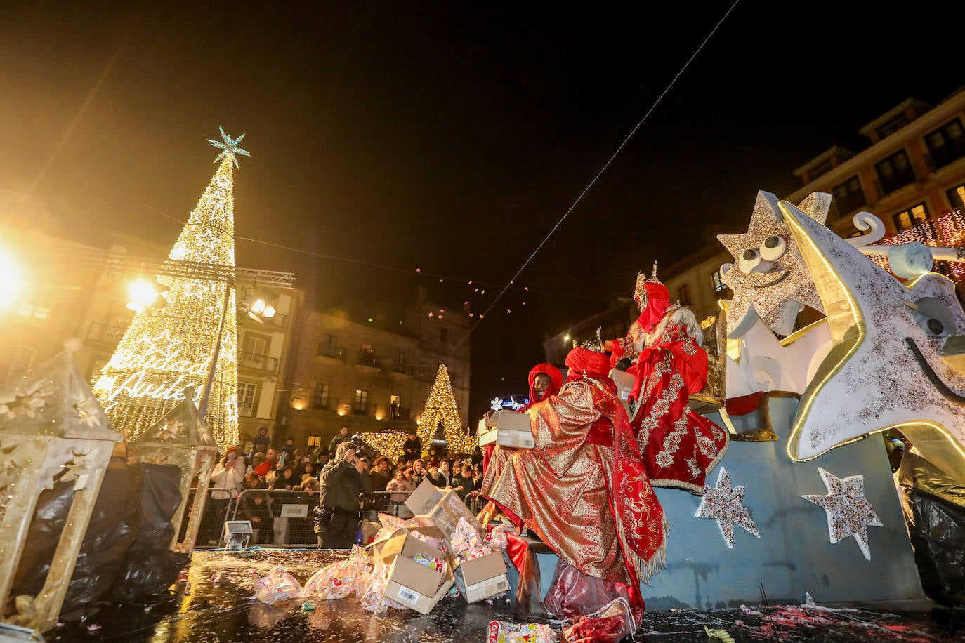 Todas las fotos de la cabalgata de los Reyes Magos en Avilés